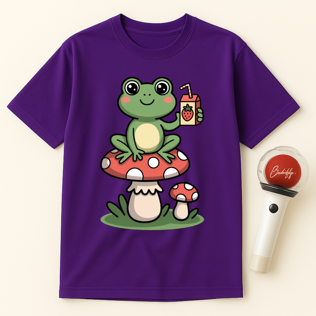 FROG SITTING ON MUSHROOM DRINKING STRAWBERRY UNISEX T-SHIRT