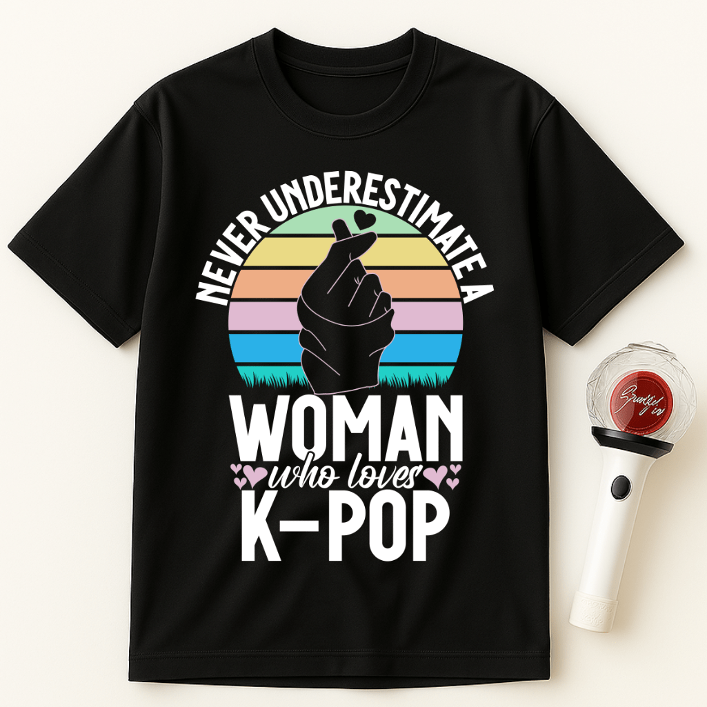 NEVER UNDERESTIMATE A WOMAN WHO LOVES K-POP UNISEX T-SHIRT