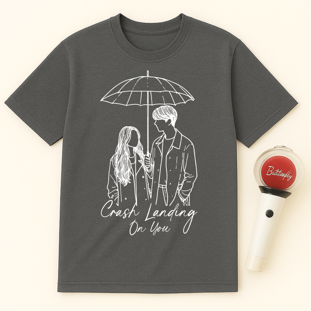COUPLE UNDER UMBRELLA UNISEX T-SHIRT