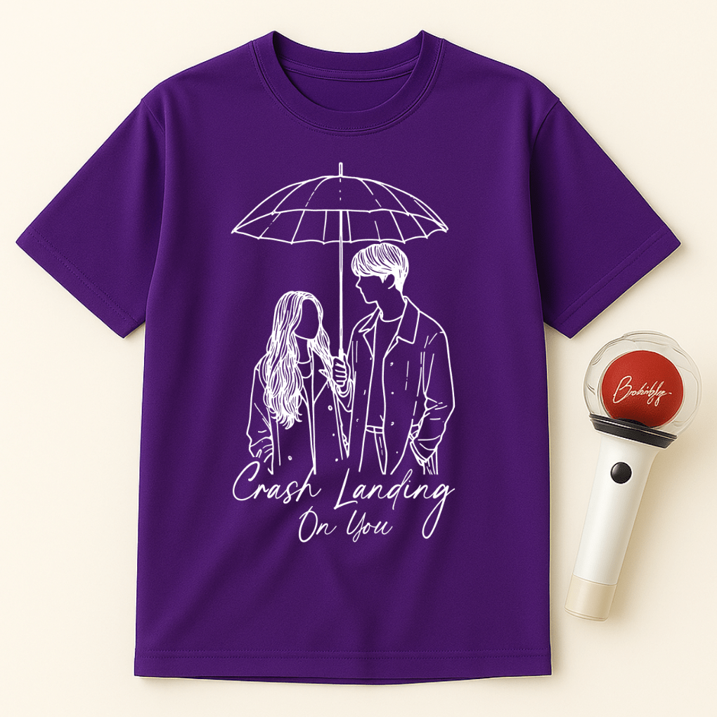 COUPLE UNDER UMBRELLA UNISEX T-SHIRT