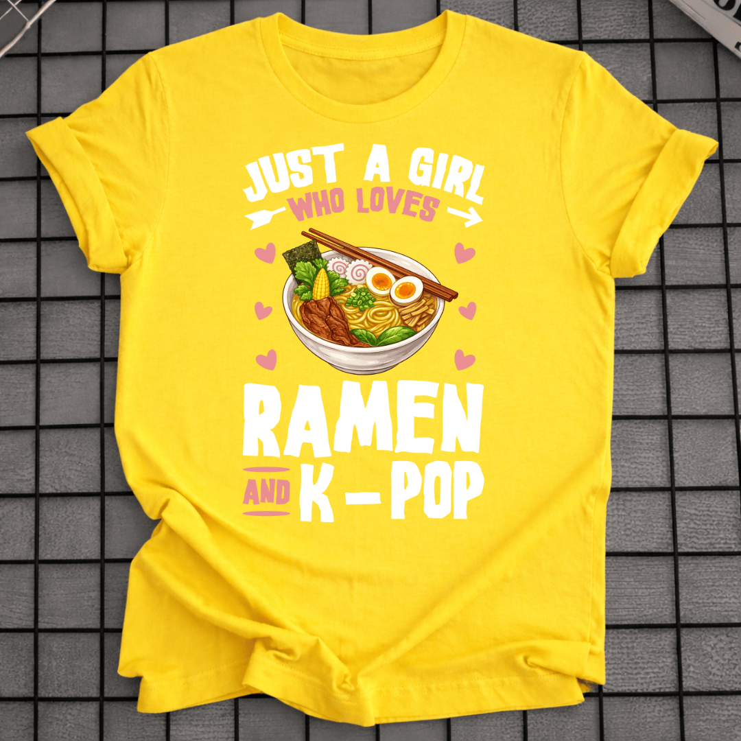 Mädchen, das Ramen und K-Pop liebt T-Shirt