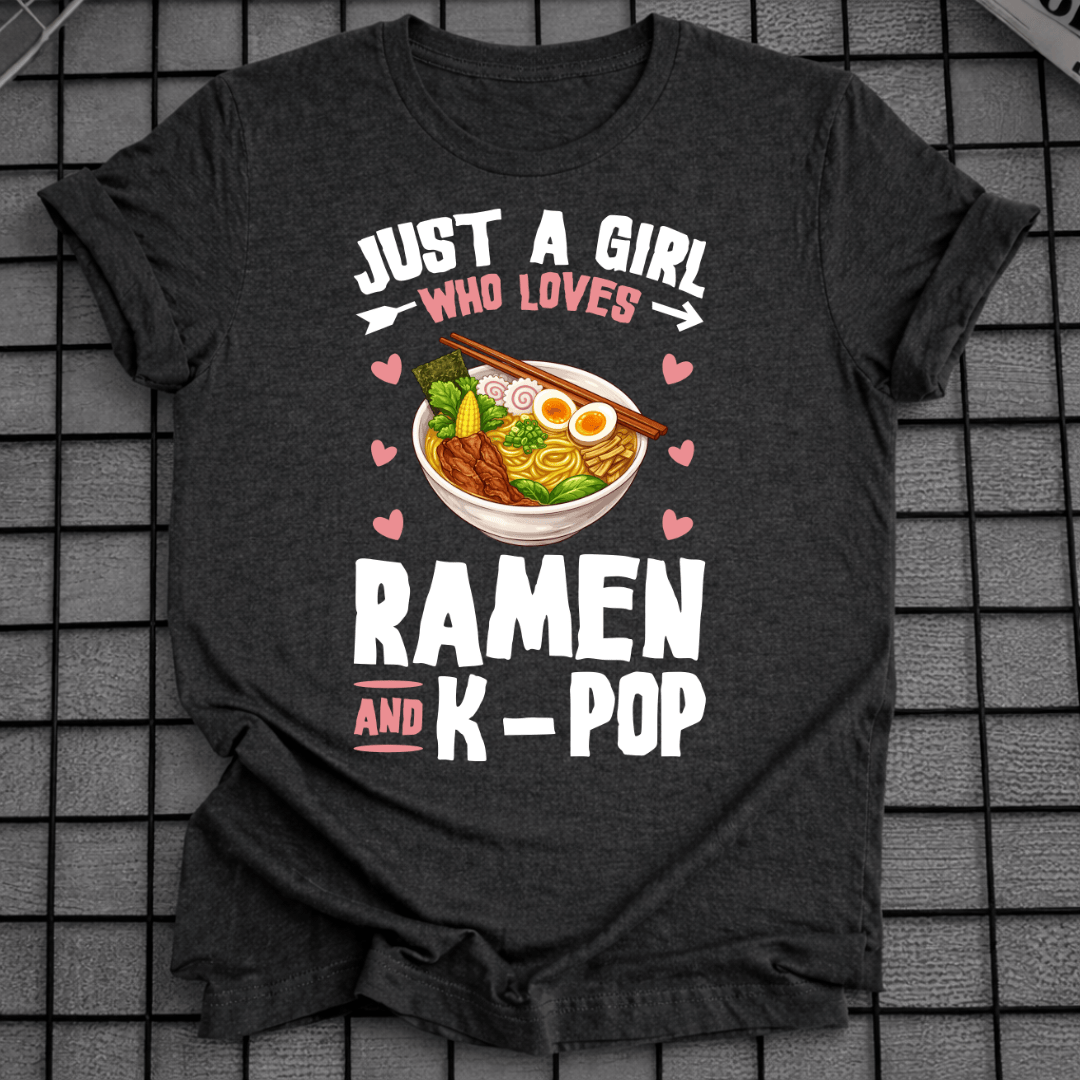 Mädchen, das Ramen und K-Pop liebt T-Shirt
