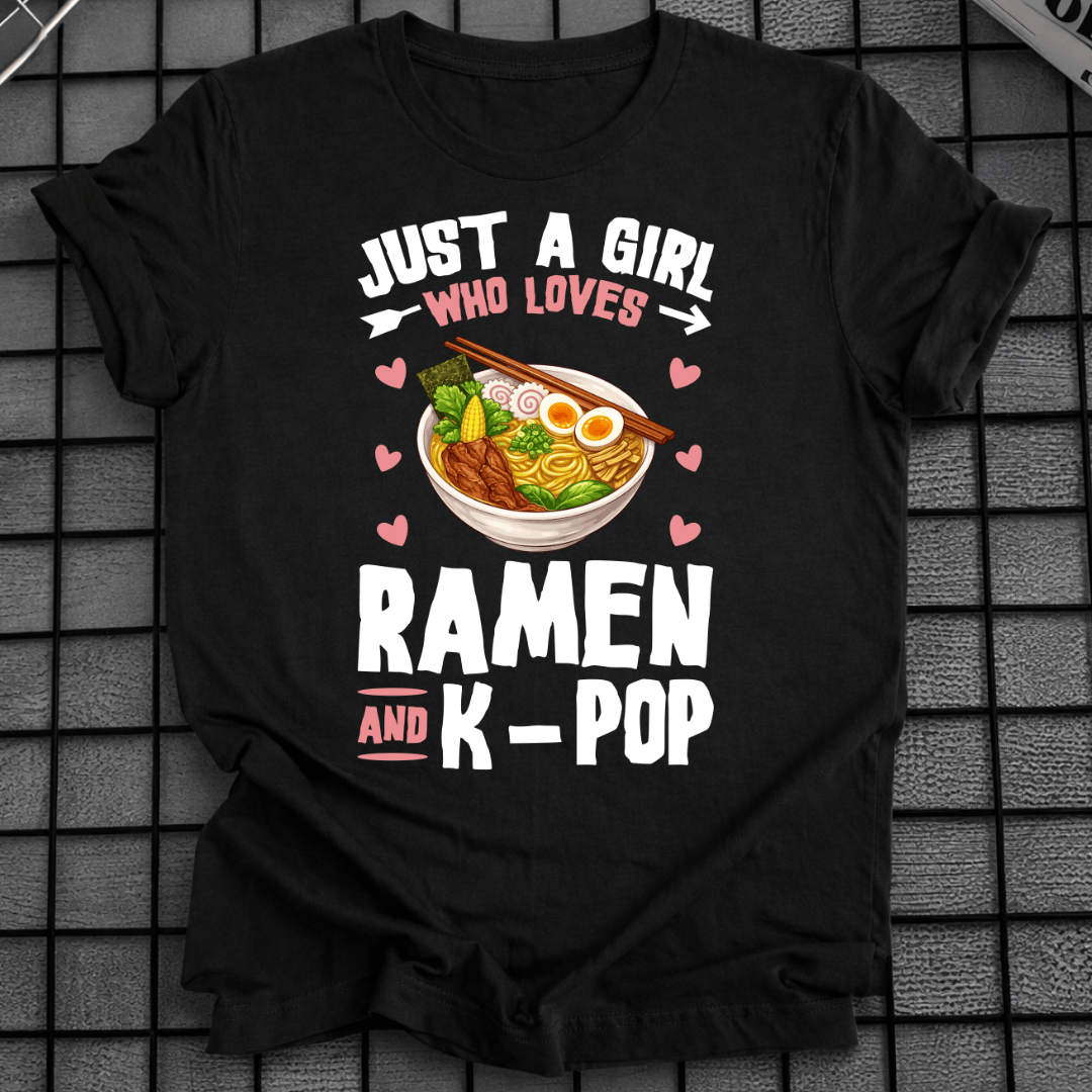 Mädchen, das Ramen und K-Pop liebt T-Shirt