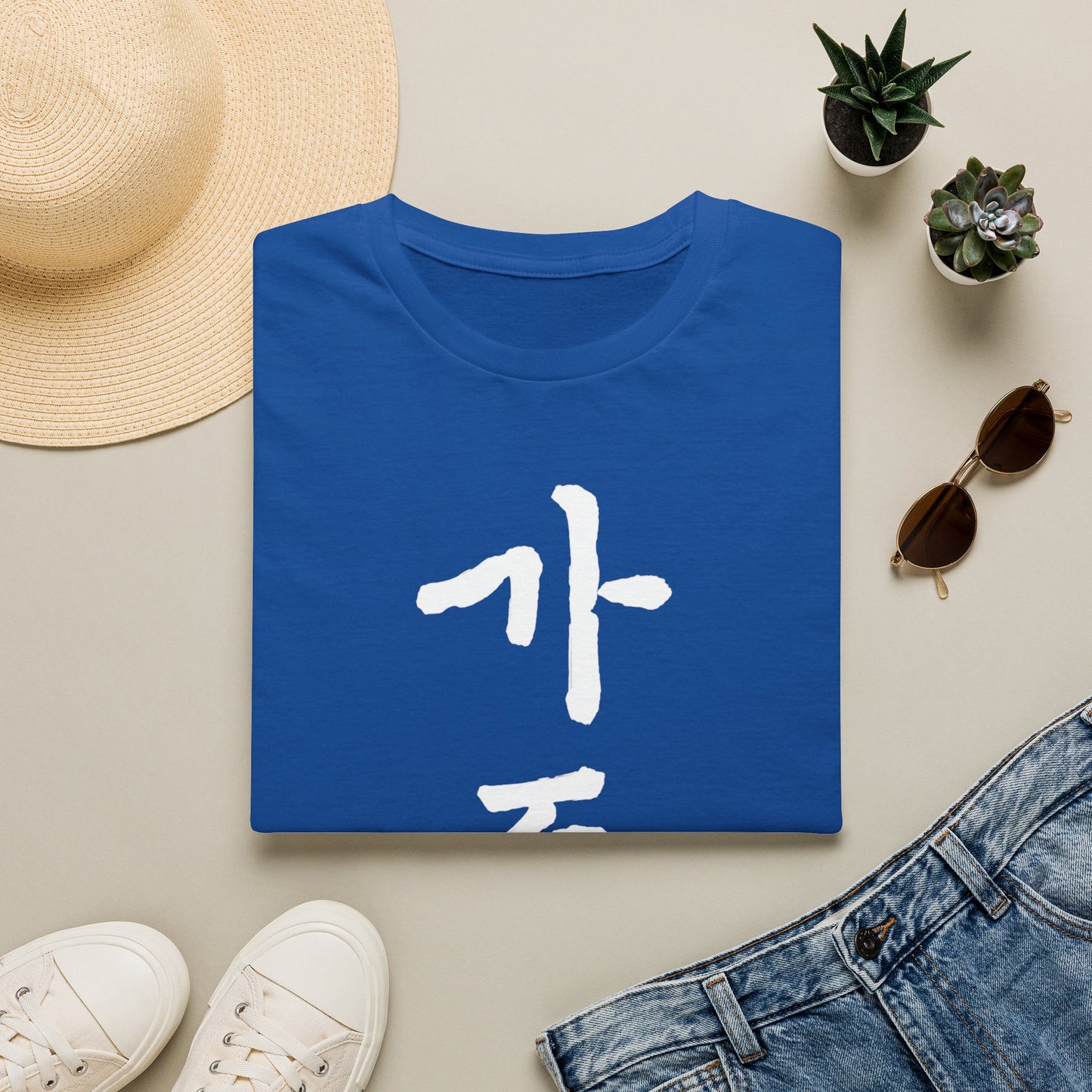 Korean '가족 (Family)' T-Shirt — Bold Brushstroke Script Tee