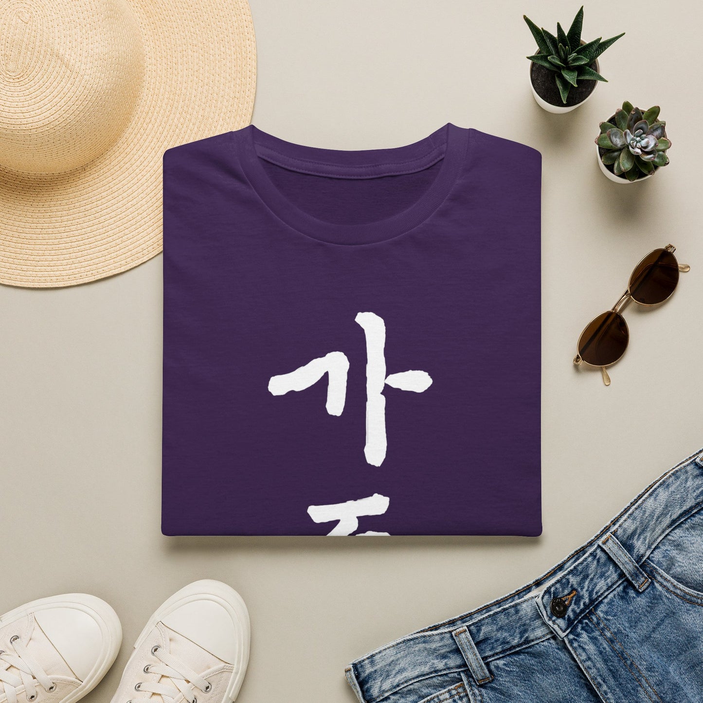 Korean '가족 (Family)' T-Shirt — Bold Brushstroke Script Tee