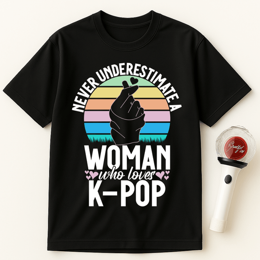 NEVER UNDERESTIMATE A WOMAN WHO LOVES K-POP UNISEX T-SHIRT