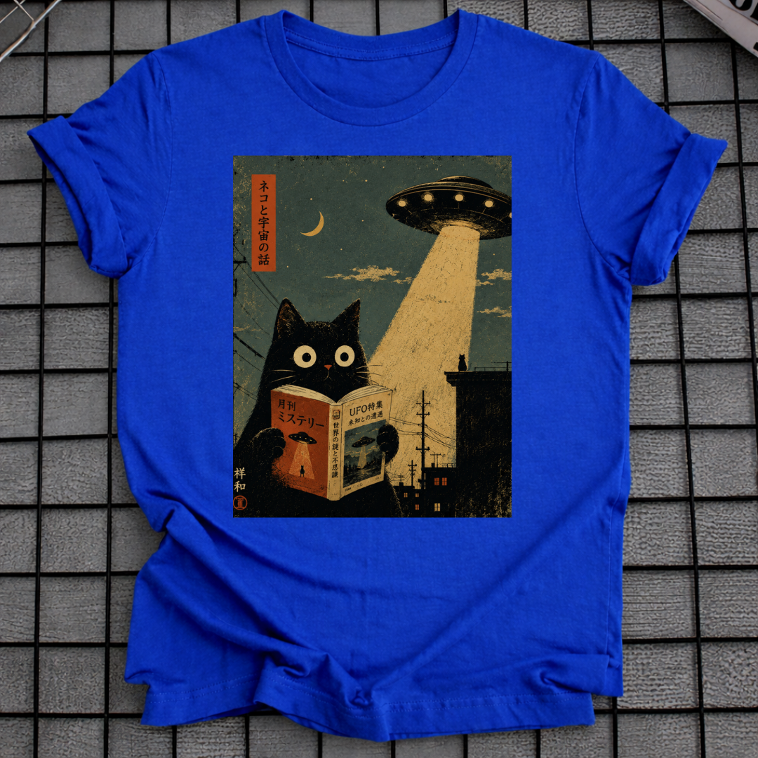 CAT READING UNDER UFO T-SHIRT