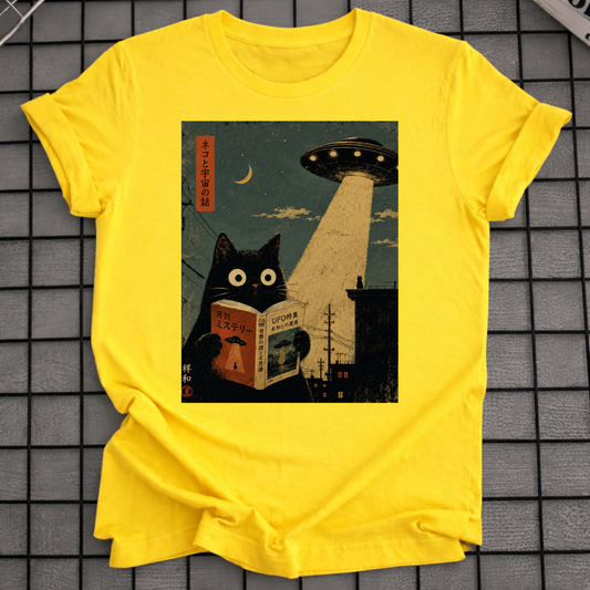 KATZE BEIM LESEN UNTER UFO T-SHIRT