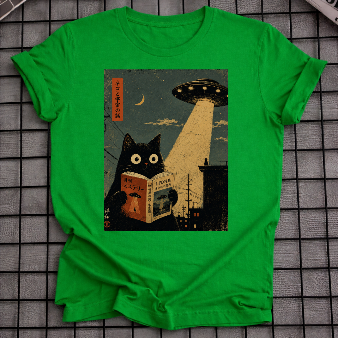 CAT READING UNDER UFO T-SHIRT