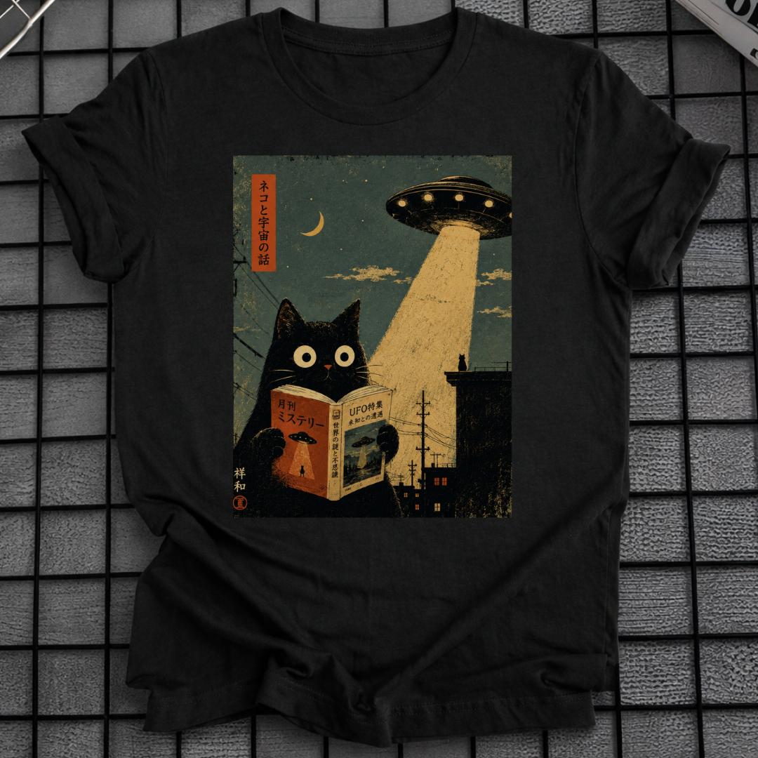 CAT READING UNDER UFO T-SHIRT