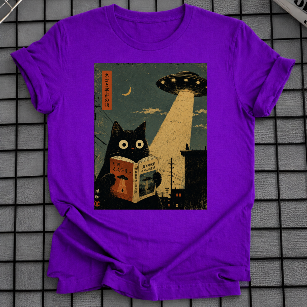 CAT READING UNDER UFO T-SHIRT