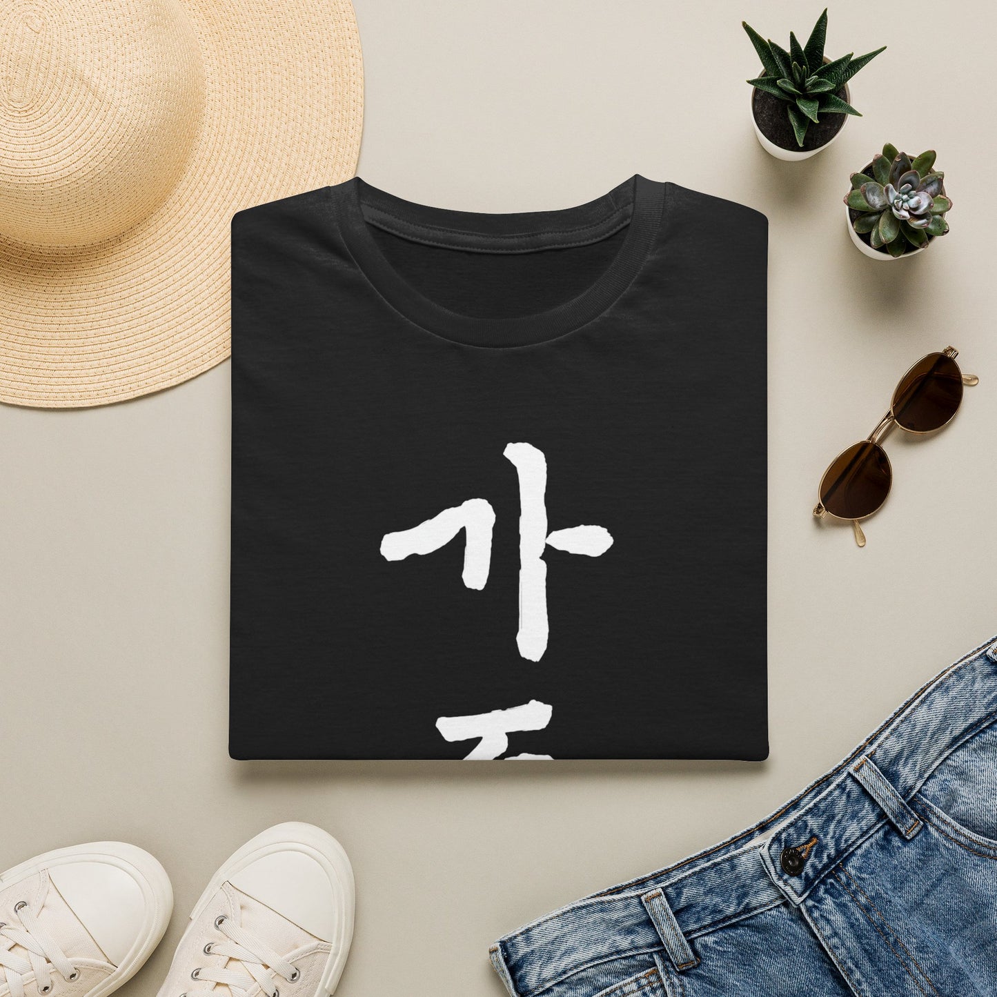 Korean '가족 (Family)' T-Shirt — Bold Brushstroke Script Tee