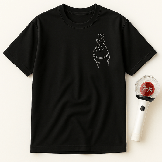 MINIMALIST FINGER HEART UNISEX T-SHIRT