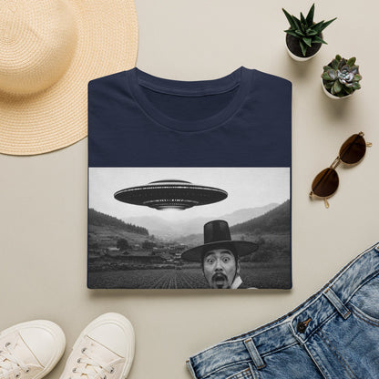 UFO Selfie T-Shirt — Vintage Alien Abduction Graphic Tee