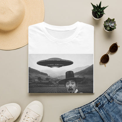 UFO Selfie T-Shirt — Vintage Alien Abduction Graphic Tee