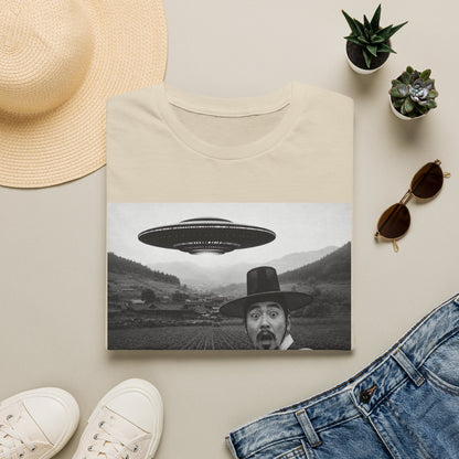 UFO Selfie T-Shirt — Vintage Alien Abduction Graphic Tee