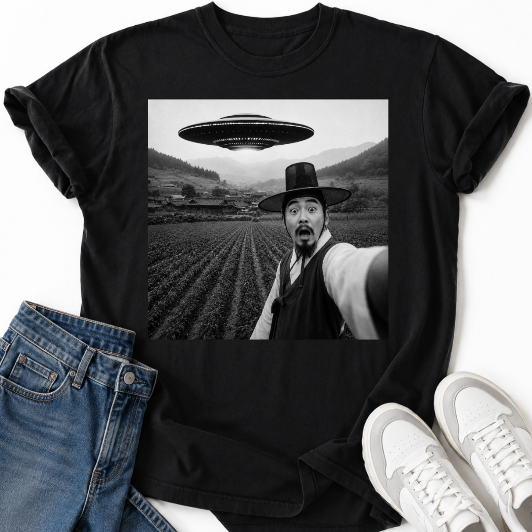 UFO SELFIE T-SHIRT