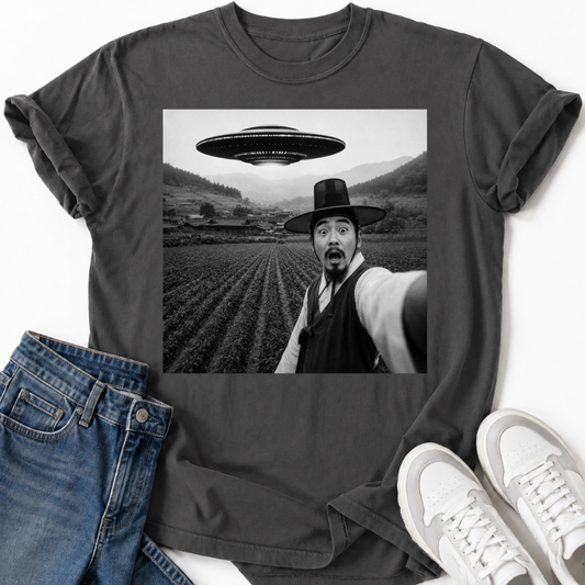 UFO SELFIE T-SHIRT