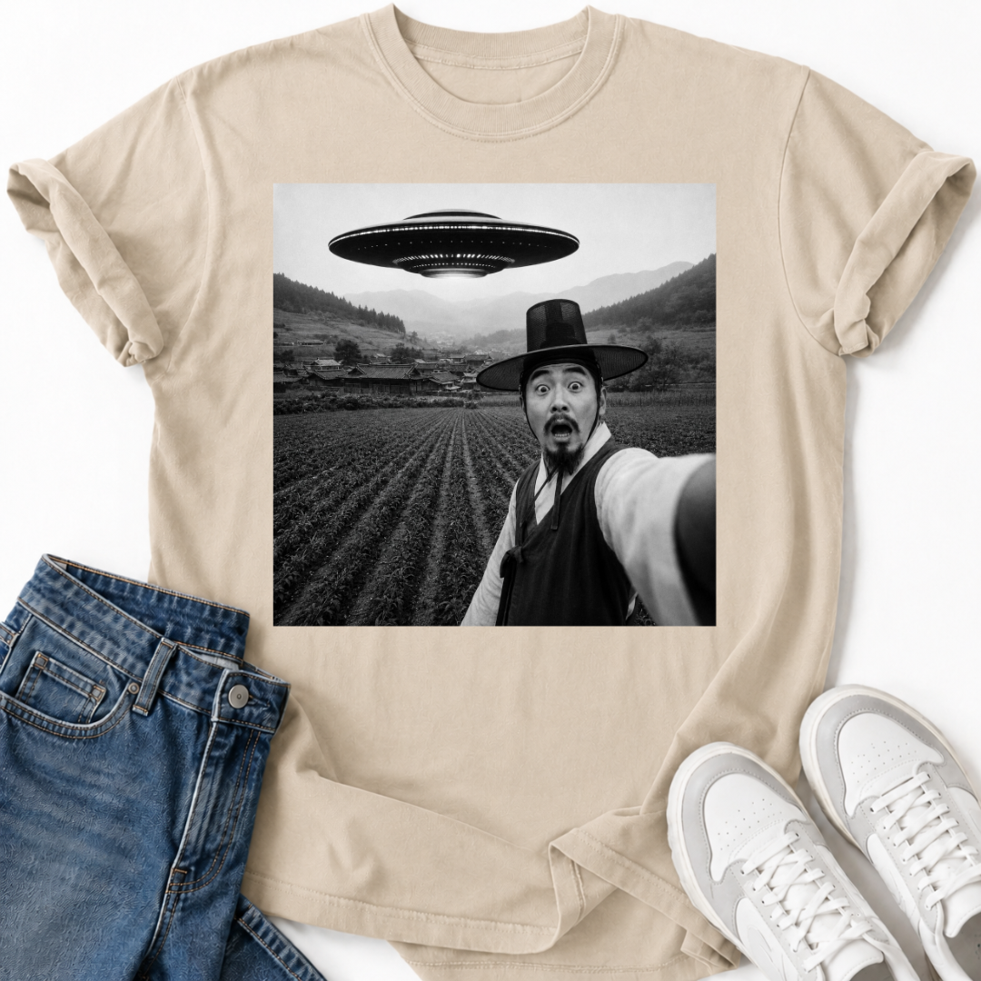 UFO SELFIE T-SHIRT