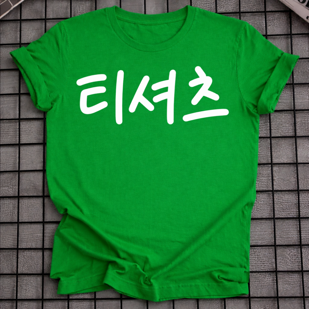 T-SHIRT MIT KOREANISCHER TYPOGRAFIE