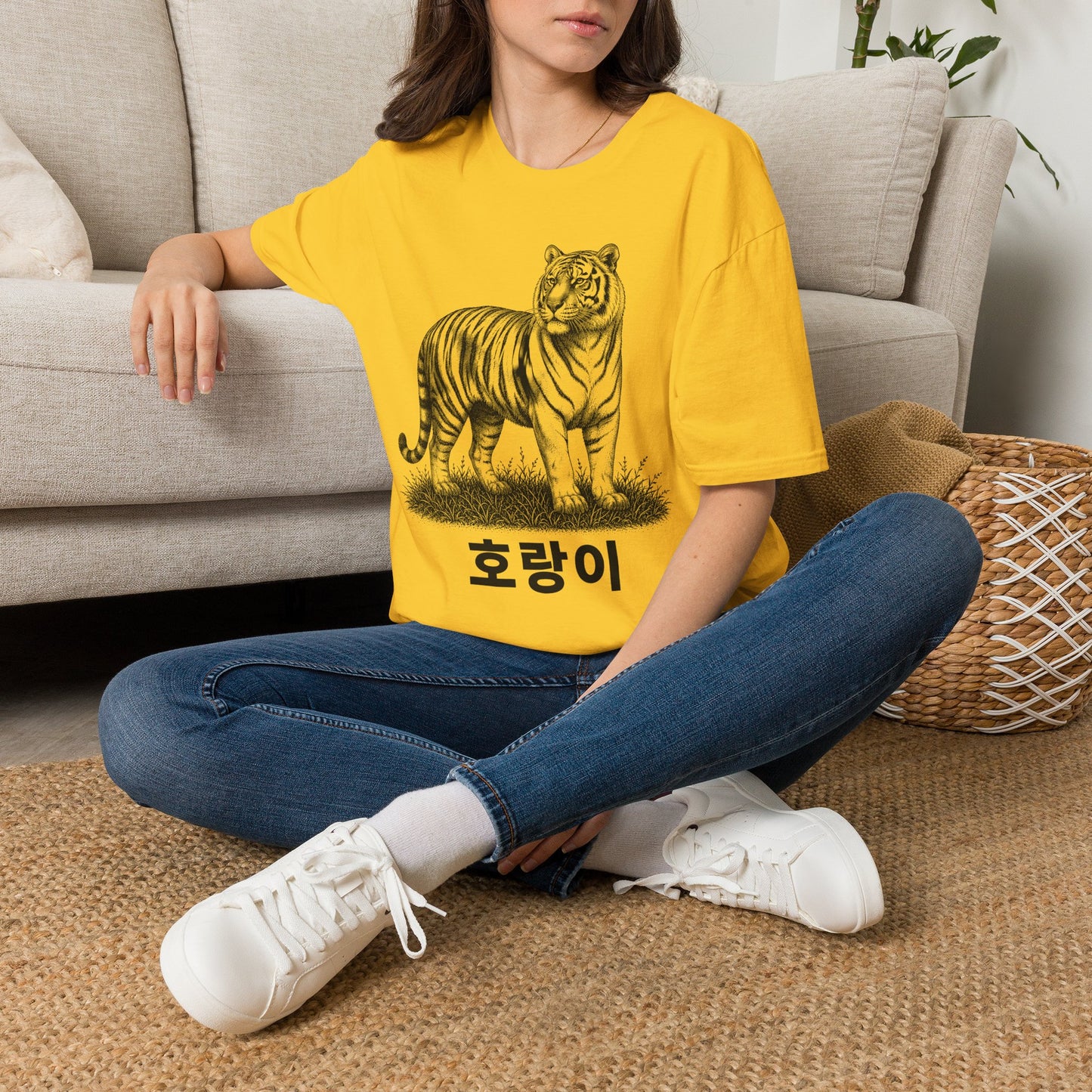 Tiger Sketch T‑Shirt with Korean '호랑이' Text — Minimalist Wildlife Tee