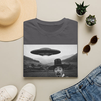 UFO Selfie T-Shirt — Vintage Alien Abduction Graphic Tee