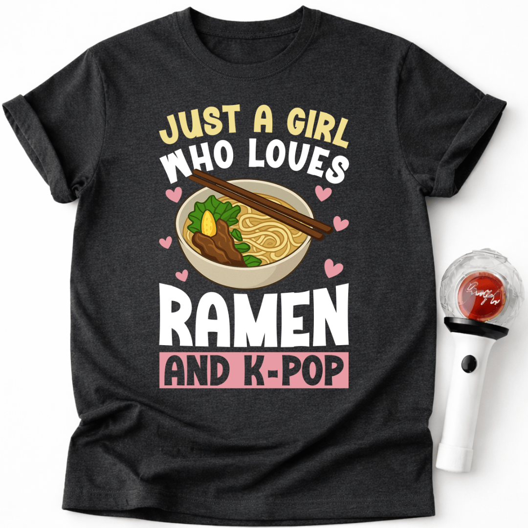 EIN MÄDCHEN, DAS RAMEN UND K-POP LIEBT T-SHIRT
