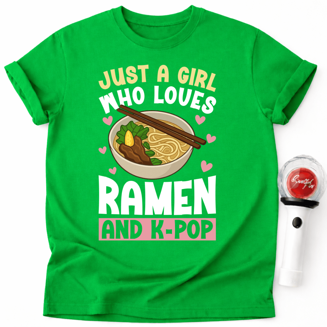 EIN MÄDCHEN, DAS RAMEN UND K-POP LIEBT T-SHIRT