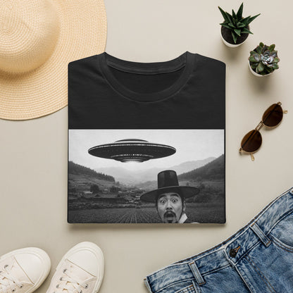 UFO Selfie T-Shirt — Vintage Alien Abduction Graphic Tee
